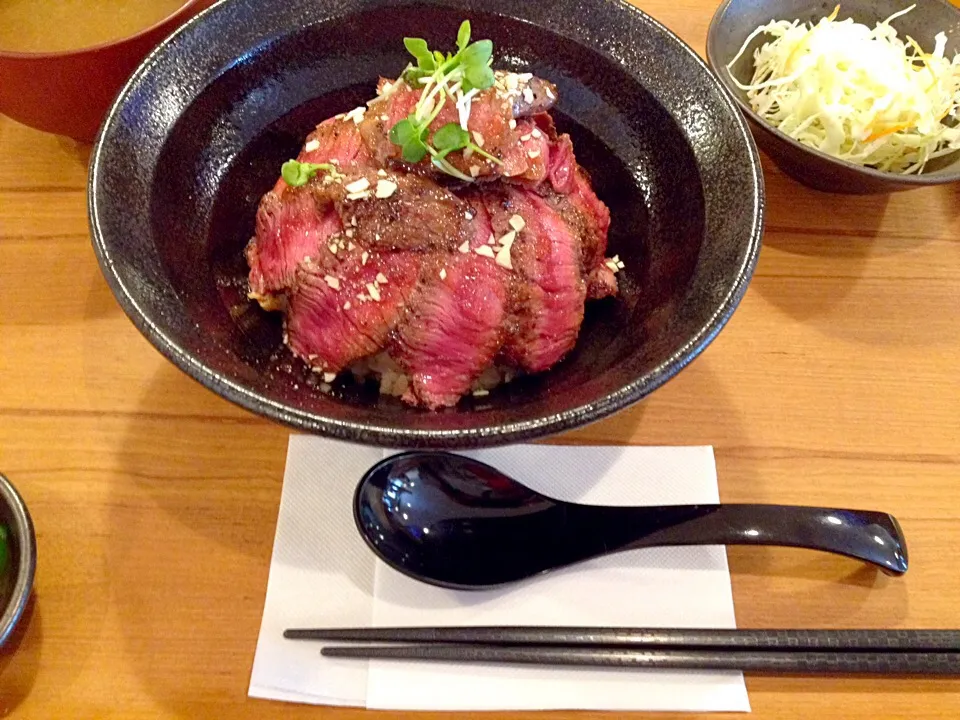 Snapdishの料理写真:国産牛ステーキ丼定食|Kunisanoさん