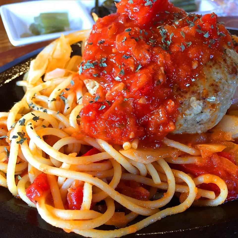 Snapdishの料理写真:鉄板ナポリタンハンバーグ♪ #pasta #パスタ #ハンバーグ #ナポリタン|아 즈 ♡さん