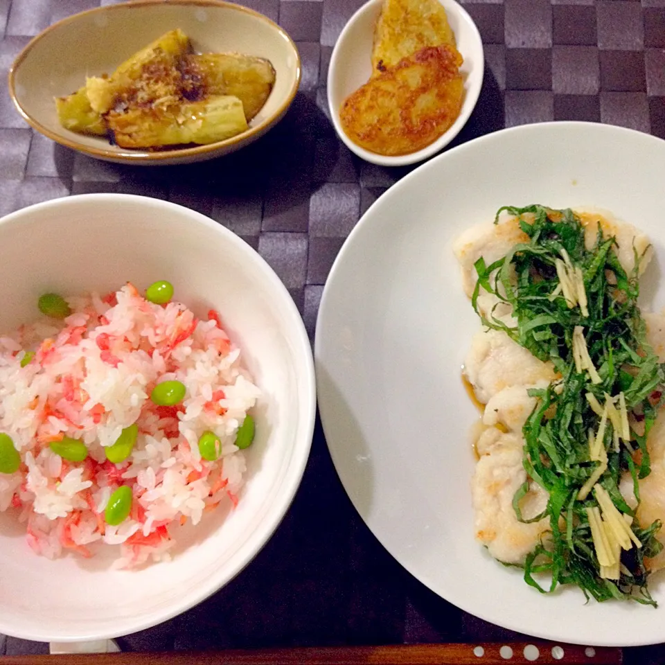 Snapdishの料理写真:小エビと枝豆の混ぜご飯・鶏胸肉ソテー薬味添え・焼き茄子・いもだんご|Accaさん