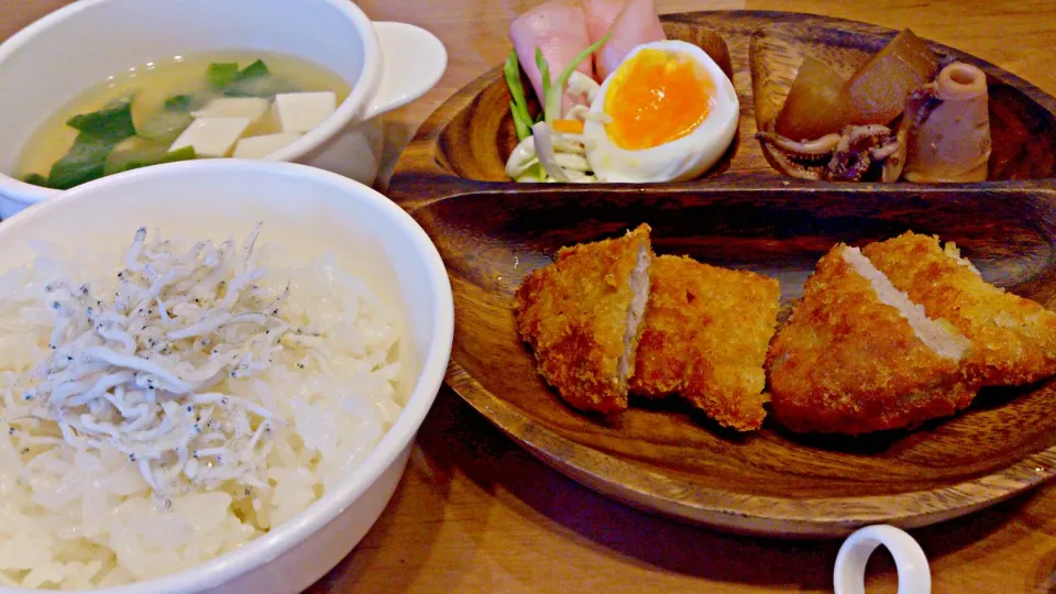 娘ご飯☆ヒレカツ、いかと大根煮物、サラダ、チンゲン菜と豆腐味噌汁、しらすご飯|みかさん