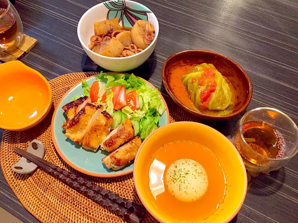 今夜は鶏肉塩麹漬けソテー、新玉ねぎ丸ごとスープ、ロールキャベツ、イカと大根煮です。|かれんさん