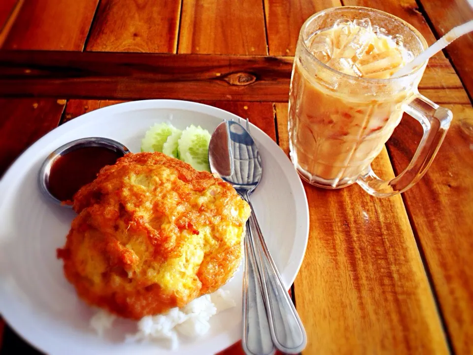 Thai omelet with Thai milk tea|pinkcamomillaさん