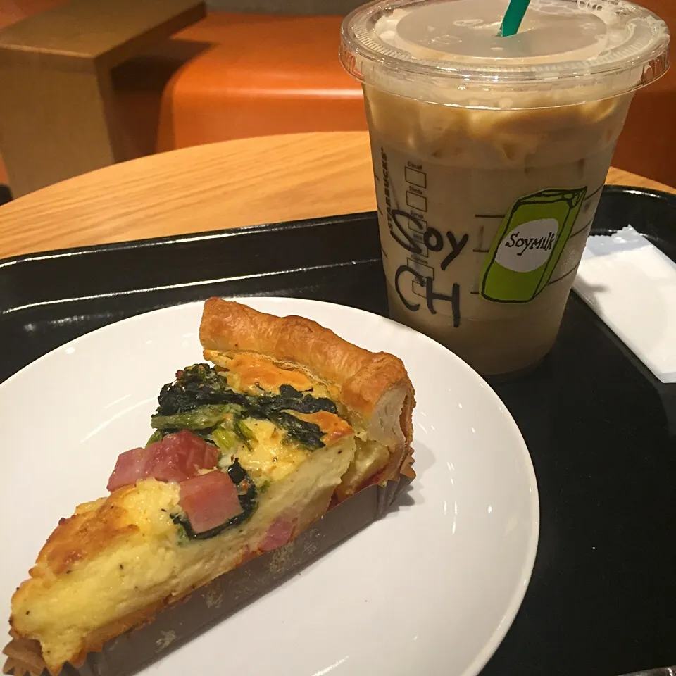 Snapdishの料理写真:tazo chai tea latte, soy milk|maixx ใหม่さん