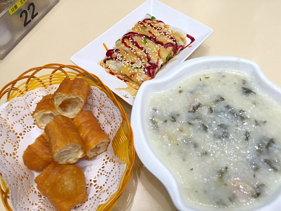 dried vegetable & pork chop congee, ricesheet roll & twisted donghnut|Sky Blueさん