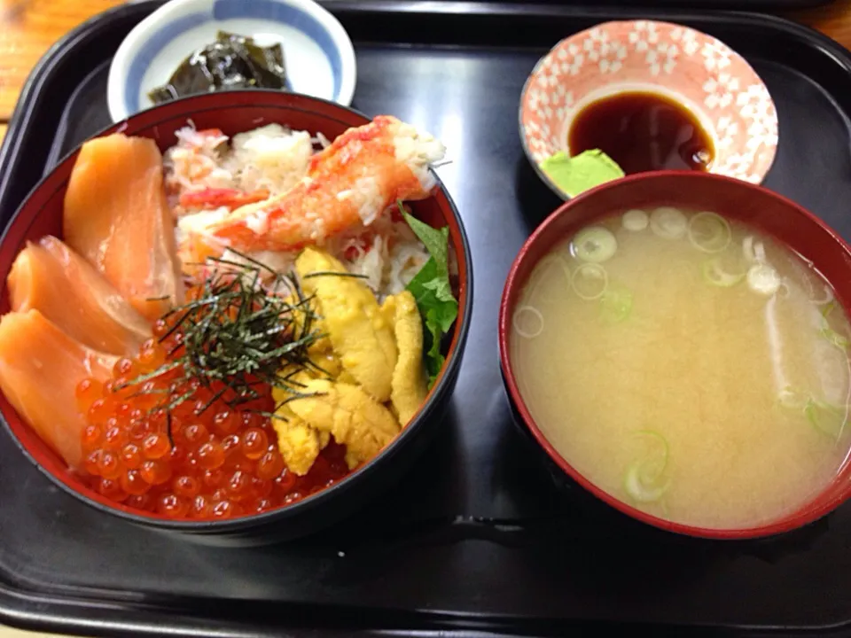 おまかせ丼（うに、いくら、かに、サーモン）|まきさん