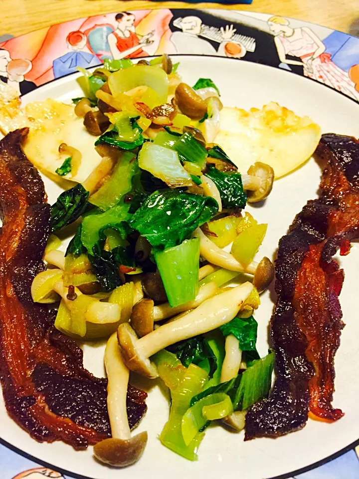 Breakfast:  Egg over hard with beef bacon and sauté of Bunashimeji (Beech) Mushrooms, Leeks and Bok Choy|Cheryl Melnickさん