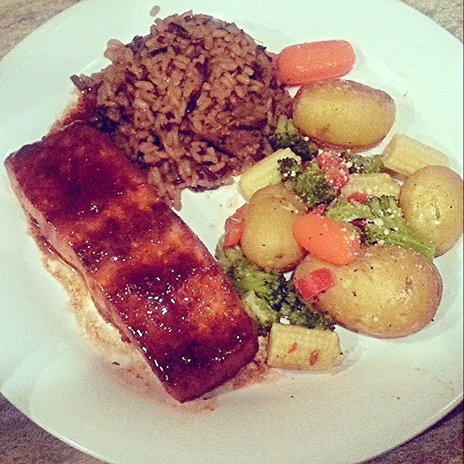 glazed salmon with roasted veggies & wild rice.|Byron Thomasさん