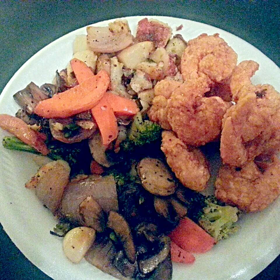 fried shrimp grilled potato salad&veggies|Byron Thomasさん