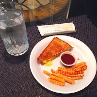 Grilled cheese sandwich & fries.|karen guevaraさん