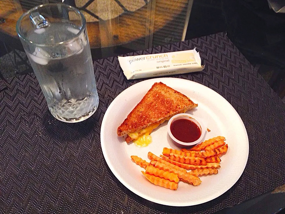 Grilled cheese sandwich & fries.|karen guevaraさん