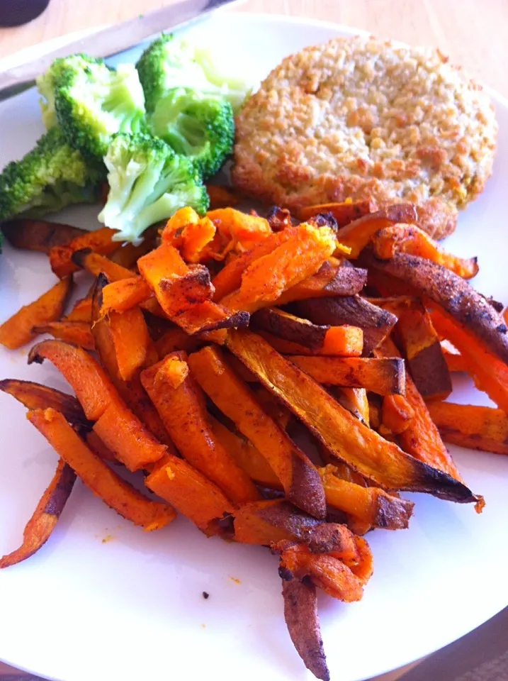 Sweet potato fries with broccoli   And veggie burger|🍓Jolejo🍓さん