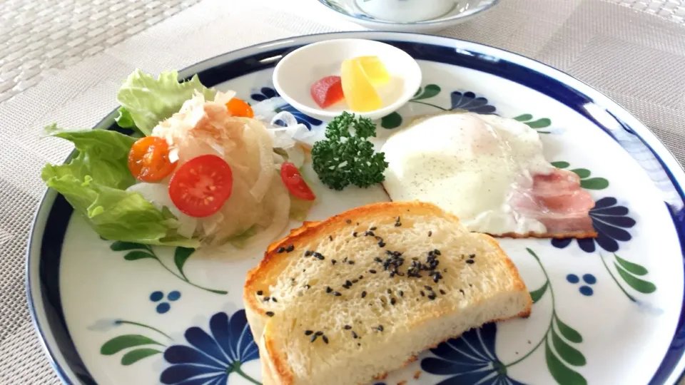 Snapdishの料理写真:朝食   胡麻トーストと玉ねぎサラダ|おちゃわんさん