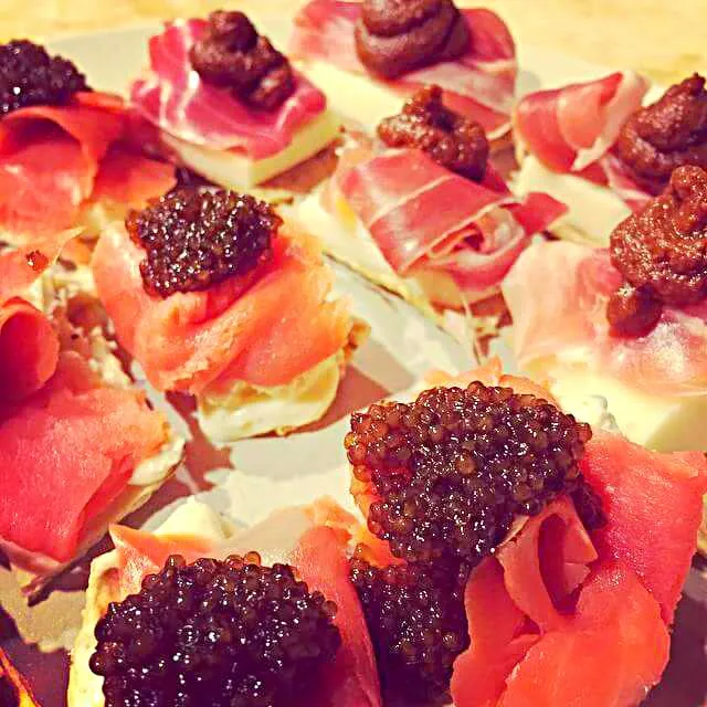 Rosemary#Flatbread topped with#HerbFromageDaffinois #Cheeseinfused with #BlackTruffle, topped with#Smoked #Salmon and #WhiteTruffle#Sturgeon #Caviar, #WholeGrai|CHUENCHAIさん