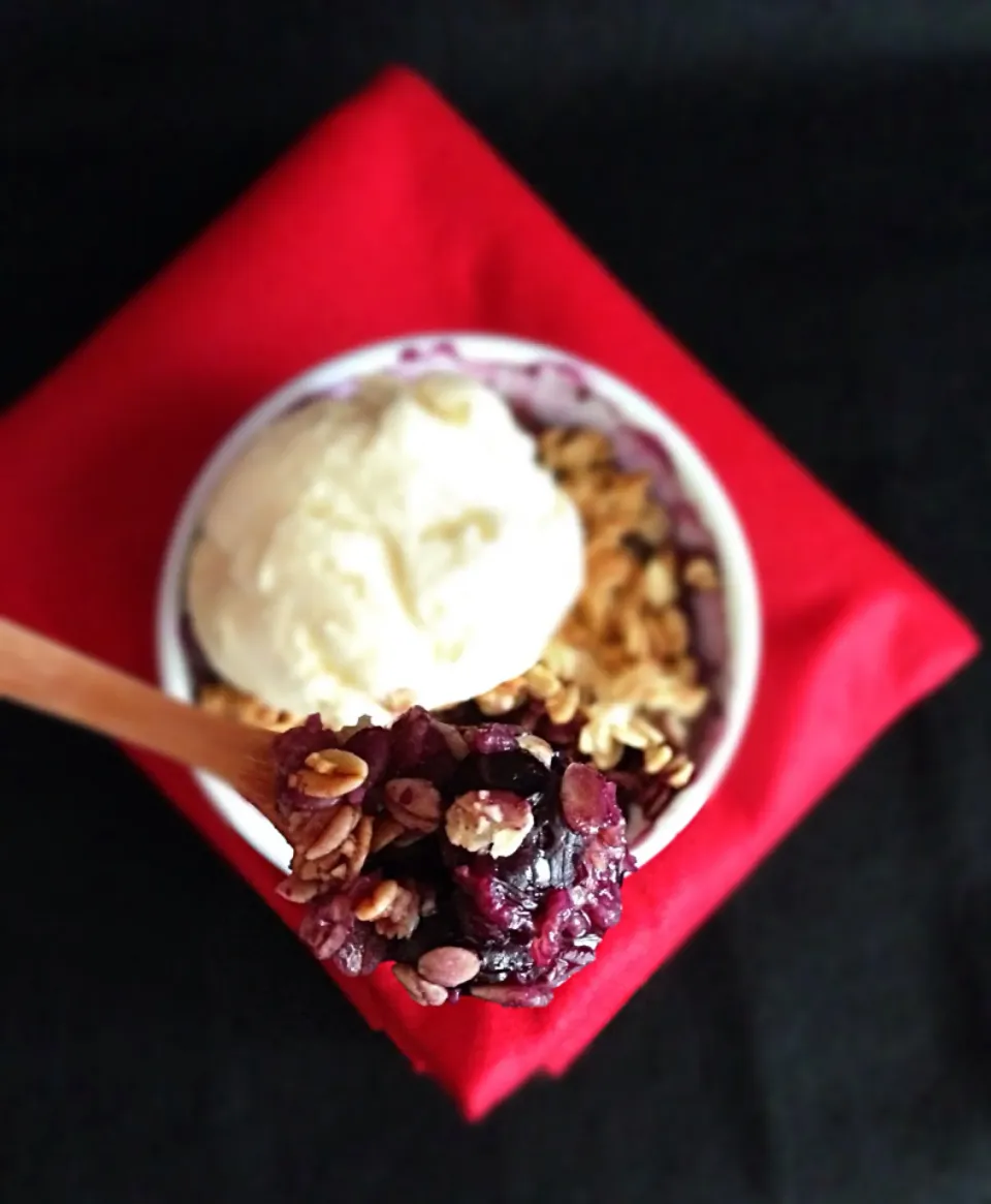 Blueberry crumble with vanilla ice cream|coxiella24さん