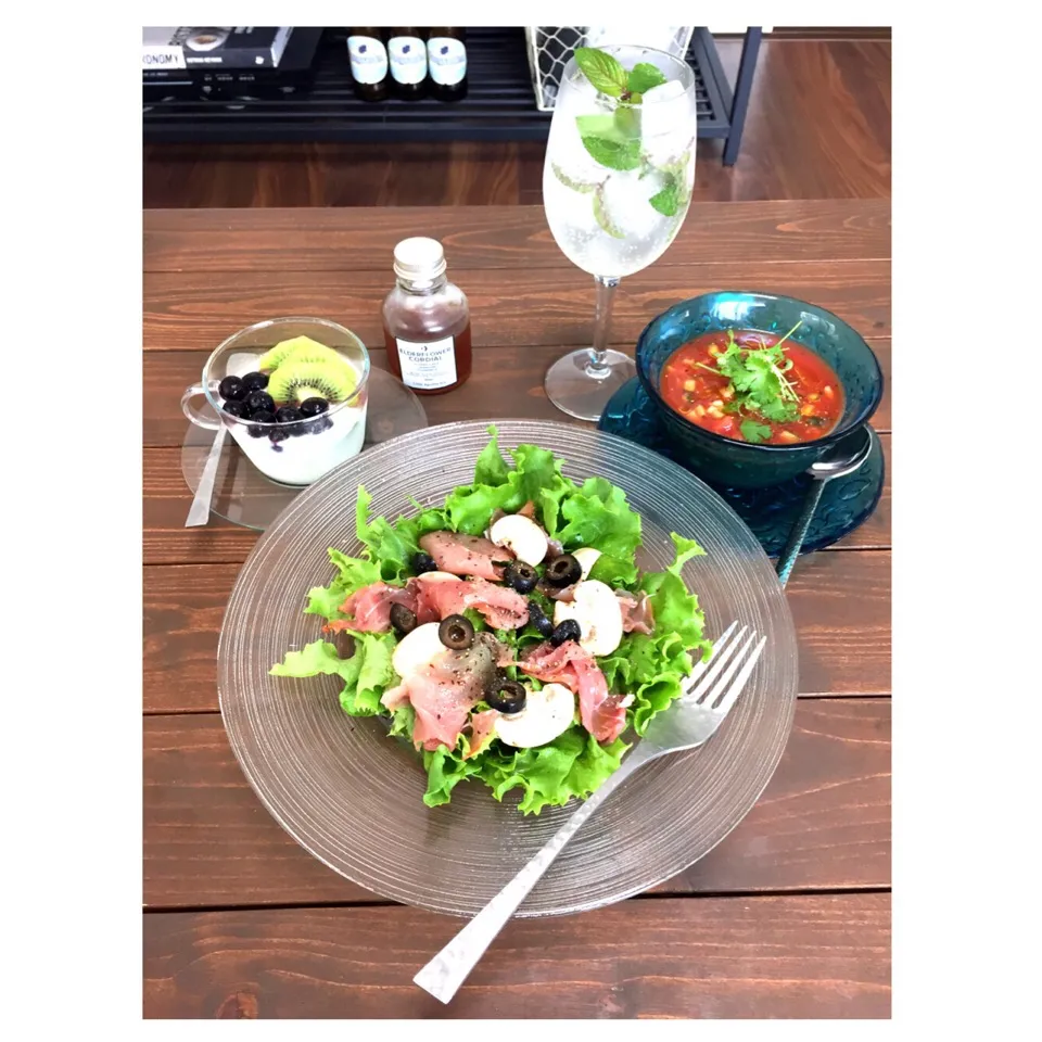 Uncured ham & mushroom salad / Gazpacho / Fruits yogurt / Fresh mint soda 🍃🌿|welcomeizumiさん