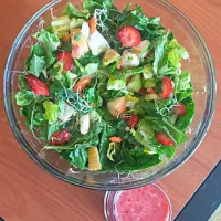 Strawberry Pear Alfalfa Sprouts Spinach Salad|Roxxi Liさん