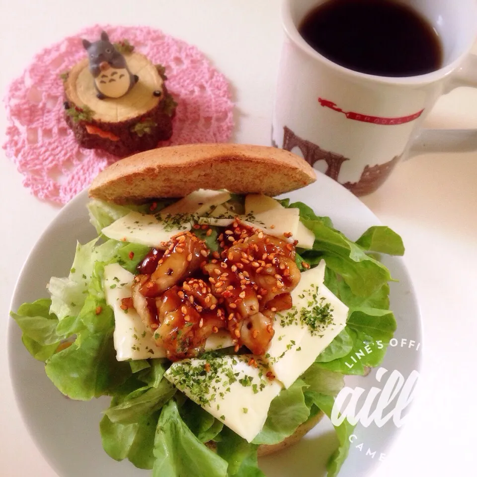 鶏皮焼き鳥＆濃厚スライスチーズベーグルサンド❤︎（キムチごまトッピング）|Makinsさん