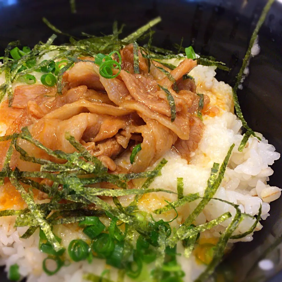 豚肉甘辛炒め麦とろ丼|さるさん