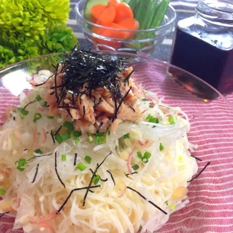 Snapdishの料理写真:『夏のランチに♪ツナとおろしのパスタ風素麺 ニンニク醤油かけ』 #SHIMAのオウチカフェ|SHIMAさん