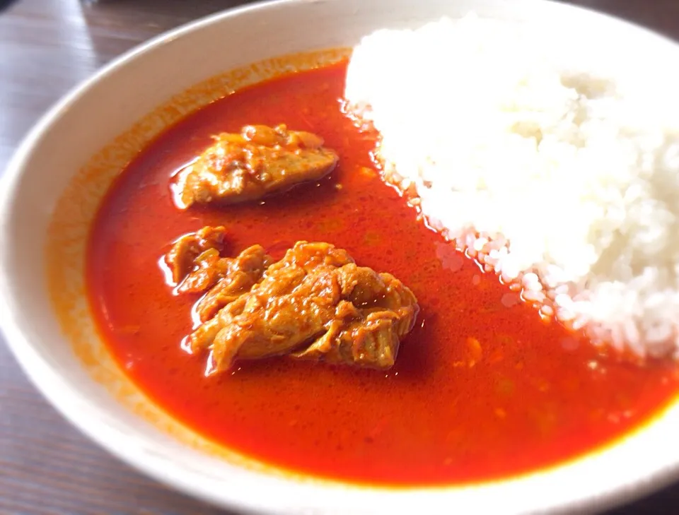 タモリが絶賛した、赤いチキンカレーを頂きました！口の中でスパイスが踊ります(^-^)/|ギムレットさん