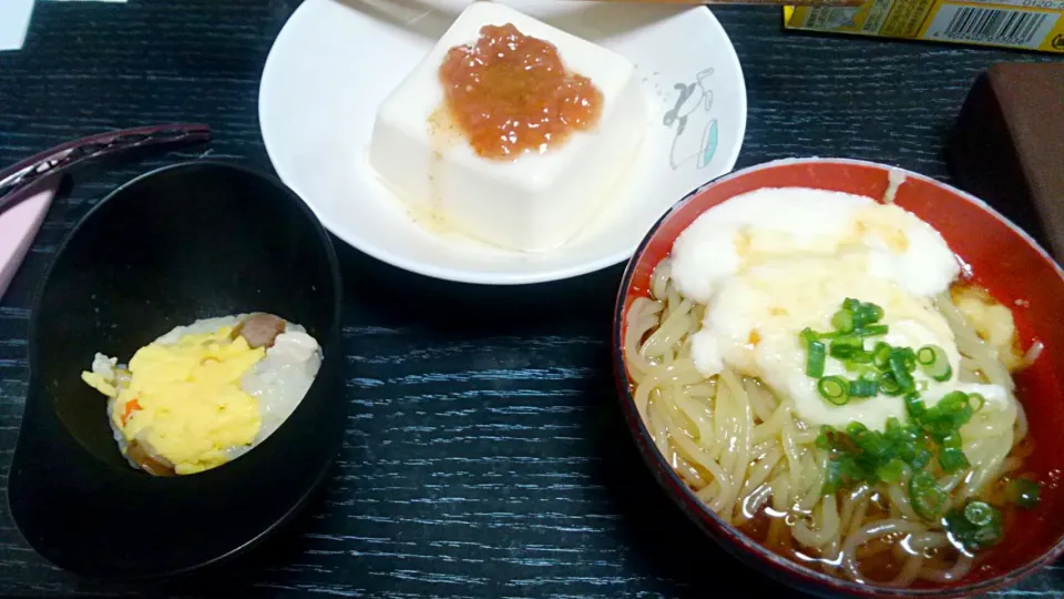 蒟蒻麺の冷やし中華風のとろろがけ、ミニまぜごはん、冷奴風梅肉のせ??|平野 ゆみこさん