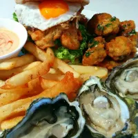 Oyster Burger , Crumbed Oysters , Half shell oysters with chips & Spicy Seafood tartare sauce|Danielさん