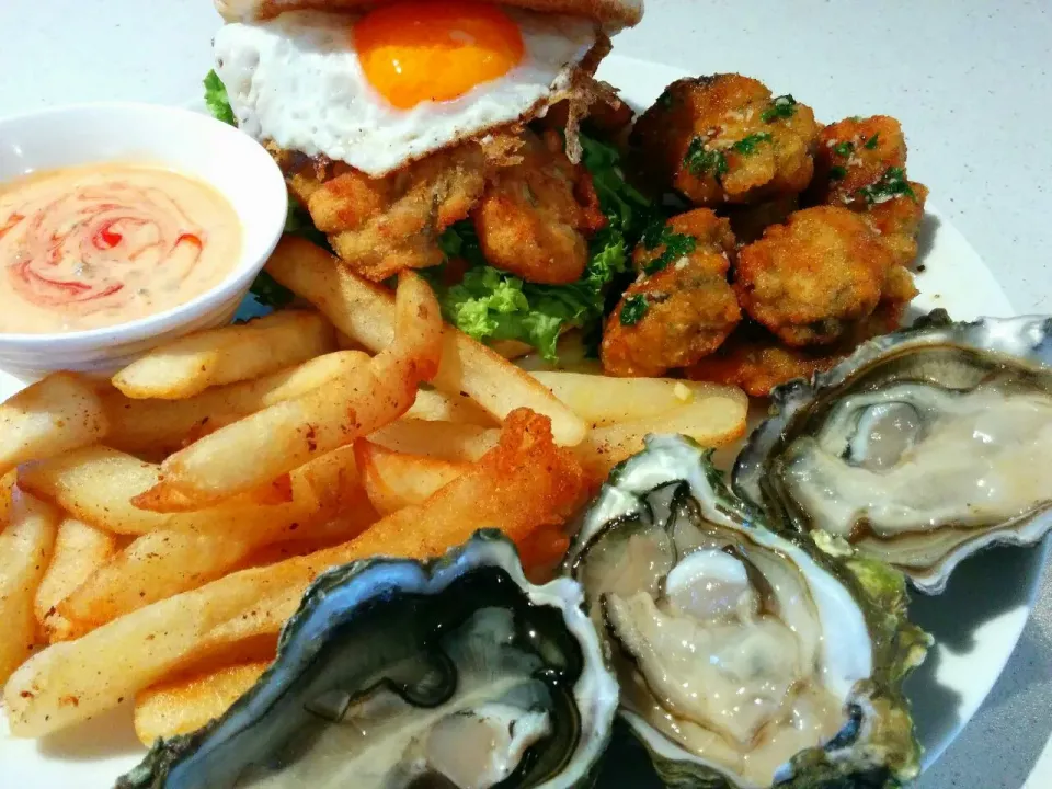 Oyster Burger , Crumbed Oysters , Half shell oysters with chips & Spicy Seafood tartare sauce|Danielさん