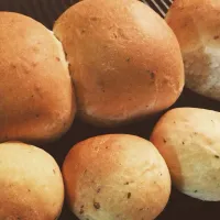 Snapdishの料理写真:ハ一ブとブラックペッパーのシンプルパン🍞|Yasuko Kandaさん