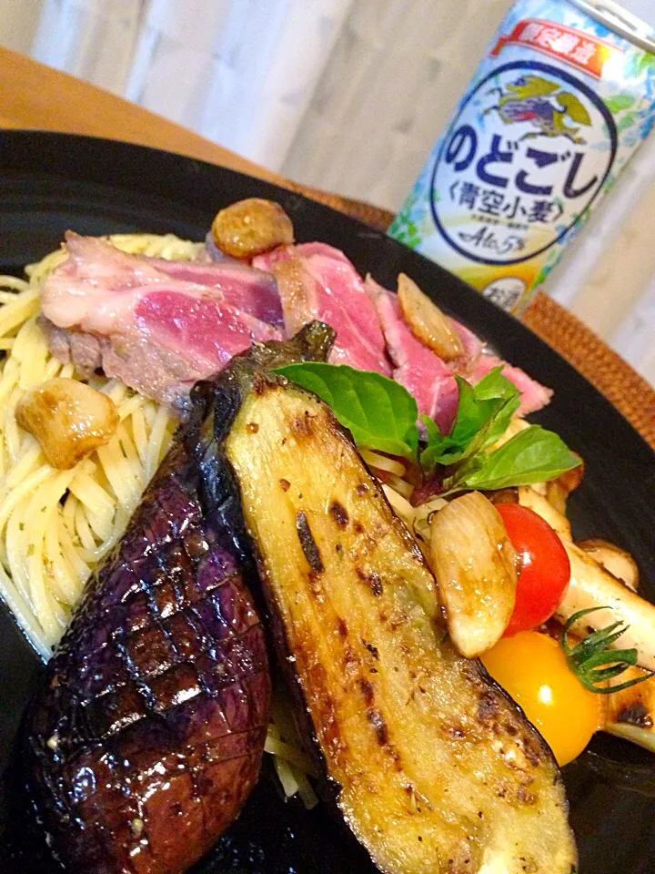 ペペロンチーノにラム肉のロースト、茄子とトマトとエリンギのソテーをど〜んと😋🍻|アイさん