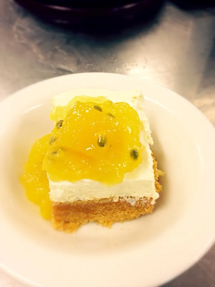 Cheesecake with mango jelly and passion fruit topping|kazuko Tsujiさん