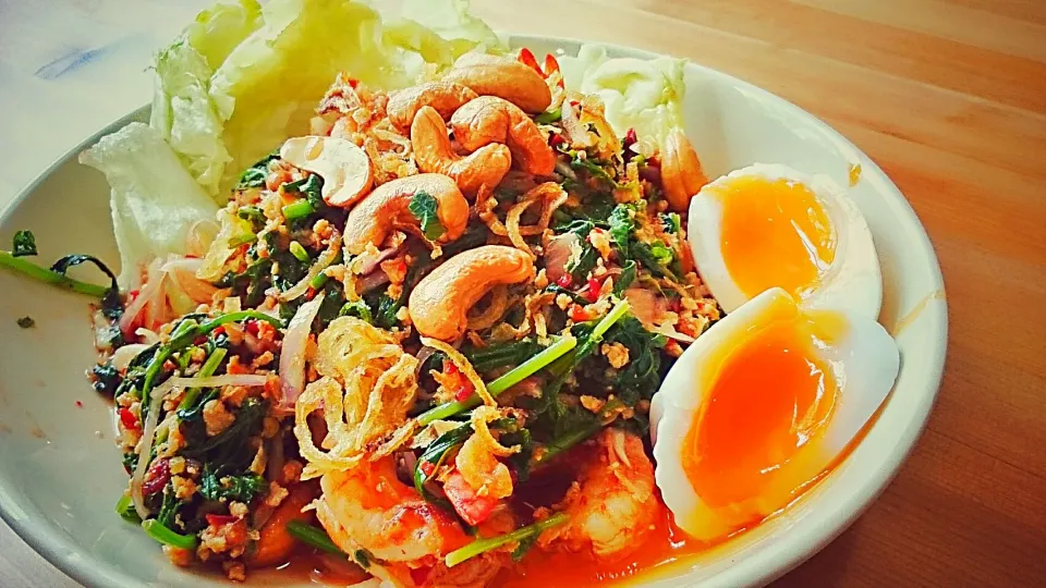 Thai spicy veggie salad...Yum Phak Kood.....ยำผักกูด|Ratta Dakzさん