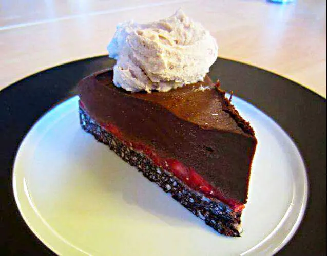 strawberry chocolate fudge torte with sun butter mousse|CHUENCHAIさん