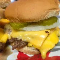 Juicy cheeseburger|Cricket Worrellさん