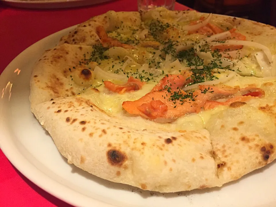 Snapdishの料理写真:サーモンと新玉ねぎのチーズPIZZA|hirotomoさん