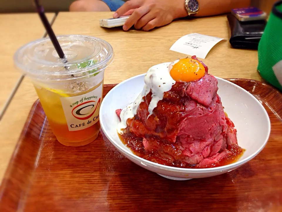 ローストビーフ丼とティーモヒートソーダー。|鈴木康平さん