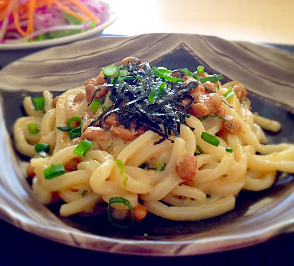 カルボ納豆うどん|喰いしんぼう豚さん