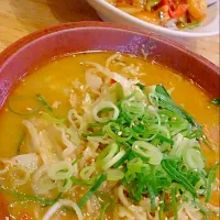 激辛ラーメンとエビチリ丼🍜🍤|ななほさん