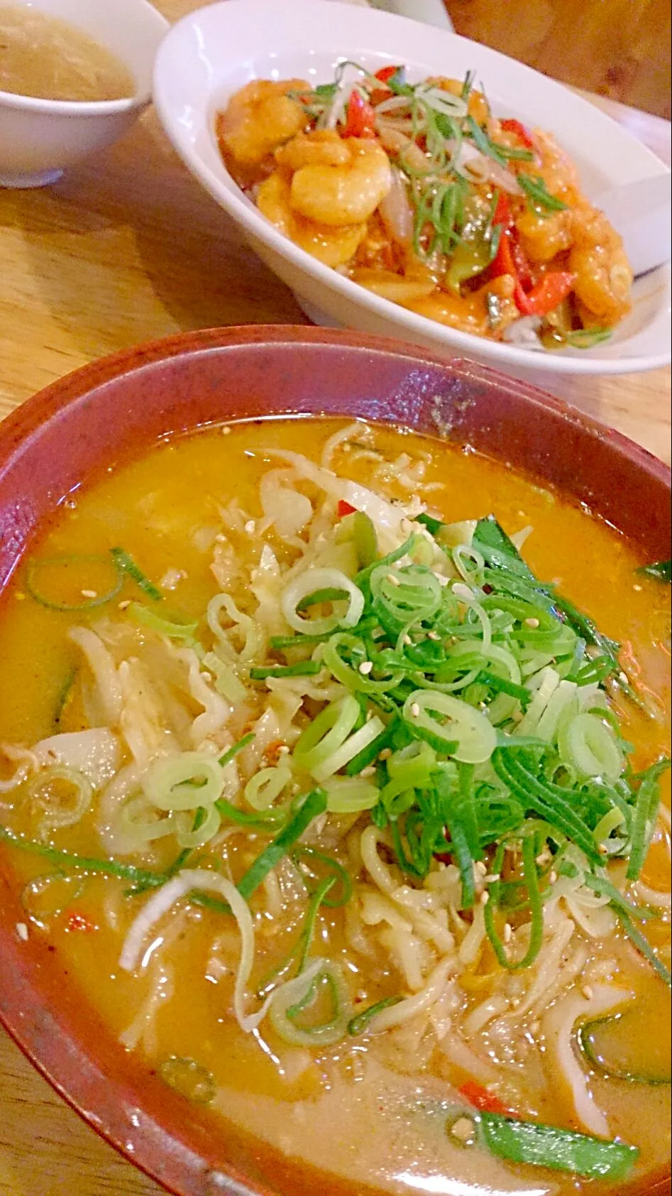 激辛ラーメンとエビチリ丼🍜🍤|ななほさん