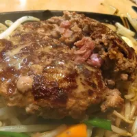 Snapdishの料理写真:【神保町昼食探訪】
"ハンバーグハウス ランディ"
ランディバーグ
肉肉しい|Yogiさん