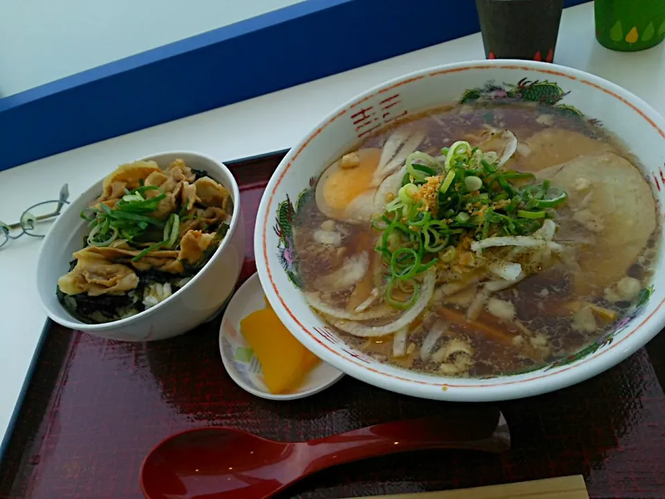 Snapdishの料理写真:淡路島玉ねぎラーメンと豚丼|Yuichi Sakaiさん