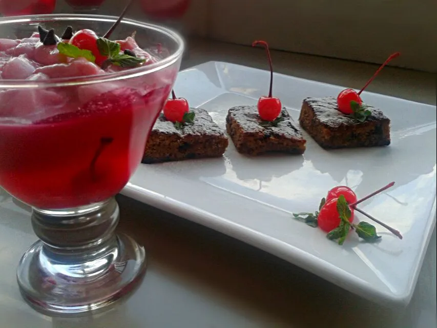 Snapdishの料理写真:cherry parfait and cappuccino bar|hungry_picassoさん