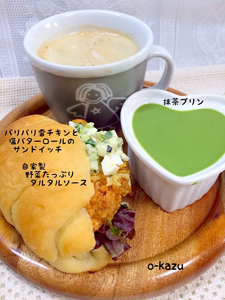 Snapdishの料理写真:バリバリ雷チキンと塩バターロールのサンドイッチ😋自家製野菜たっぷりタルタルソース|o-kazuさん