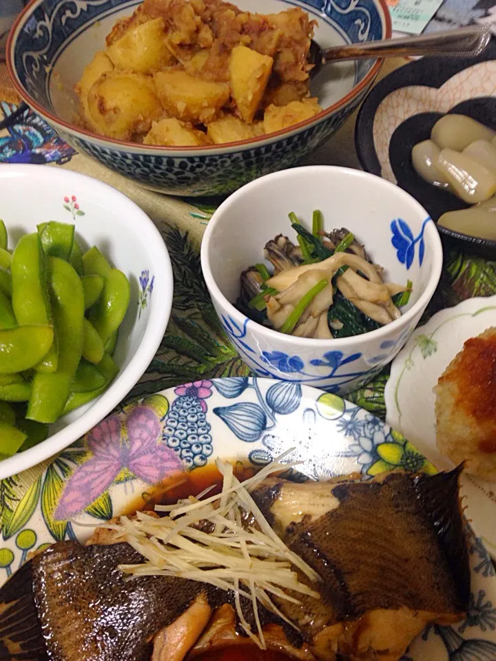 かれいの煮付け、ほうれん草と舞茸のおひたし、新じゃがバター風味煮、枝豆、らっきょう|makoさん