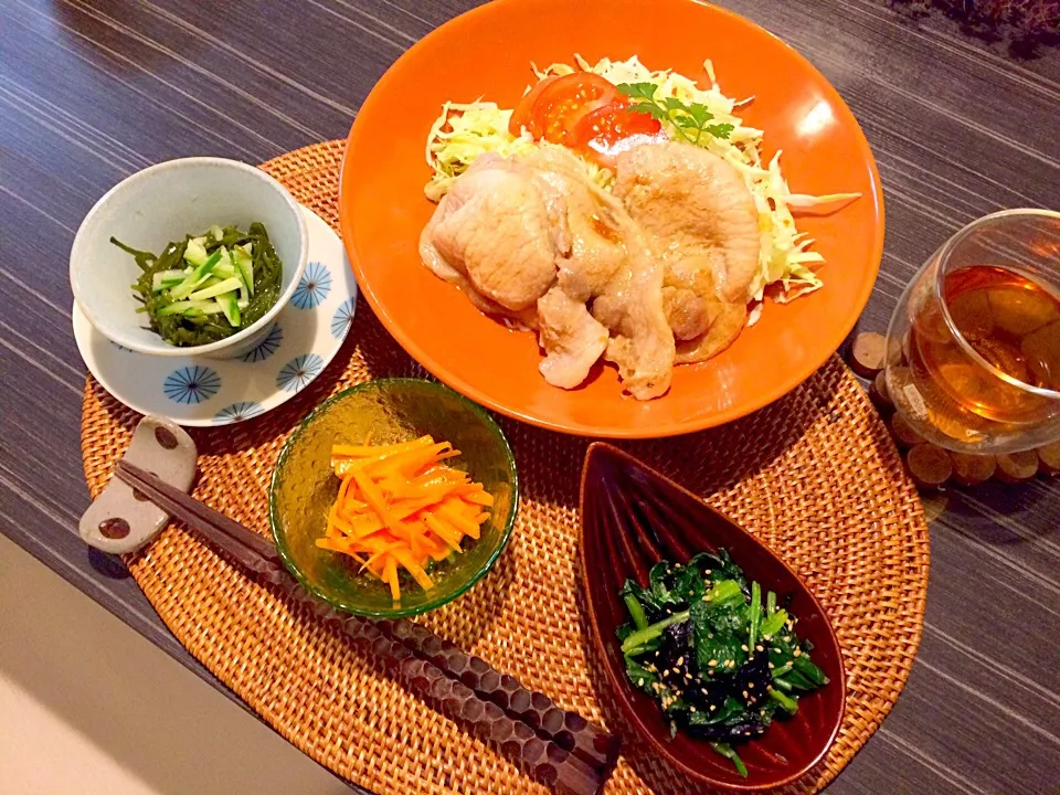 今夜は豚肉生姜焼き、ほうれん草と海苔ごま油おひたし、人参の塩レモンイタリアンサラダ、めかぶです。|かれんさん