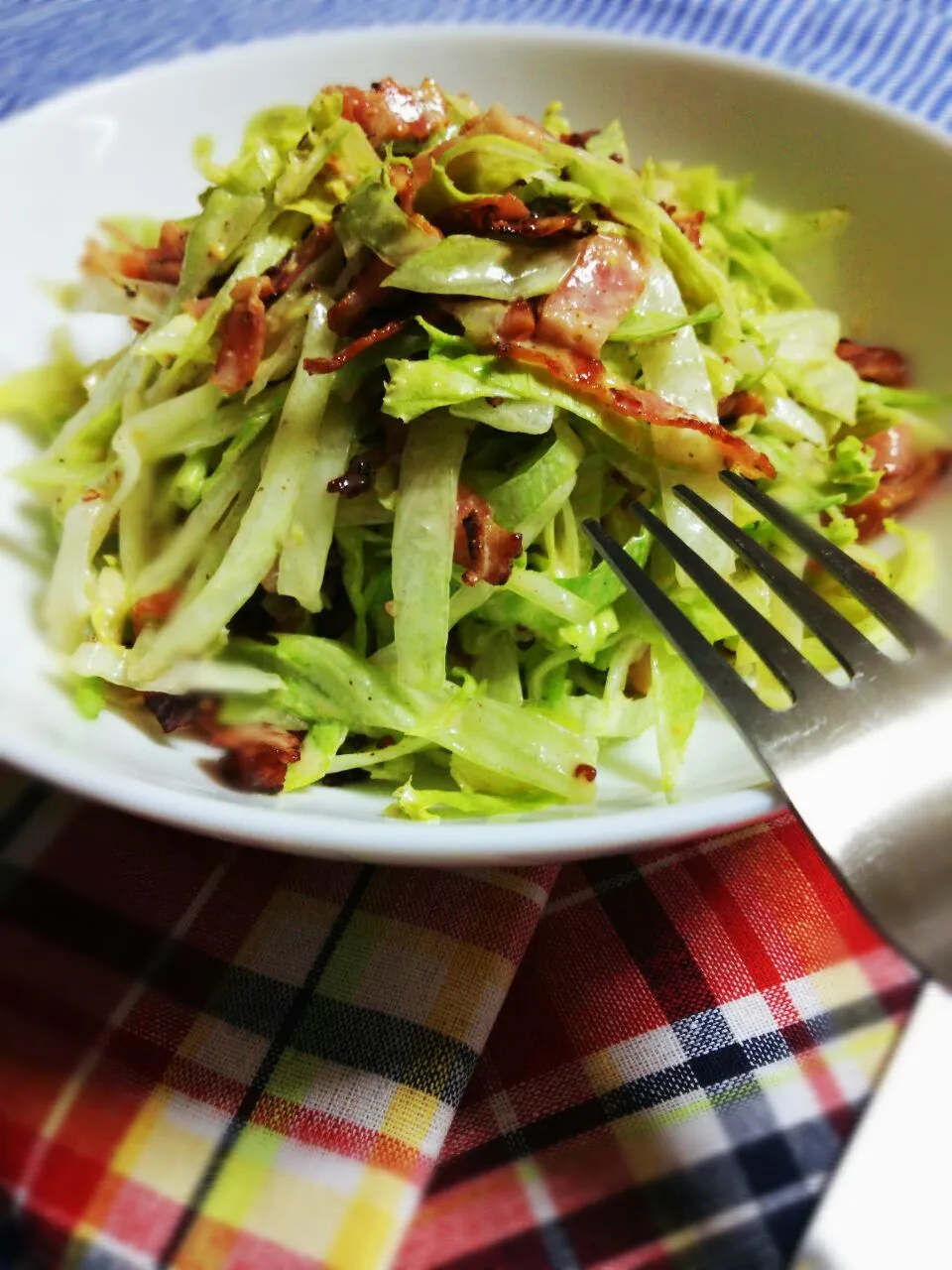 Snapdishの料理写真:簡単LB サラダ～❤ Lettuce&bacon  salad。|☆Yumi☆さん