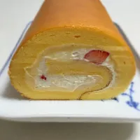 Snapdishの料理写真:ダブルクリームの苺ロールケーキ