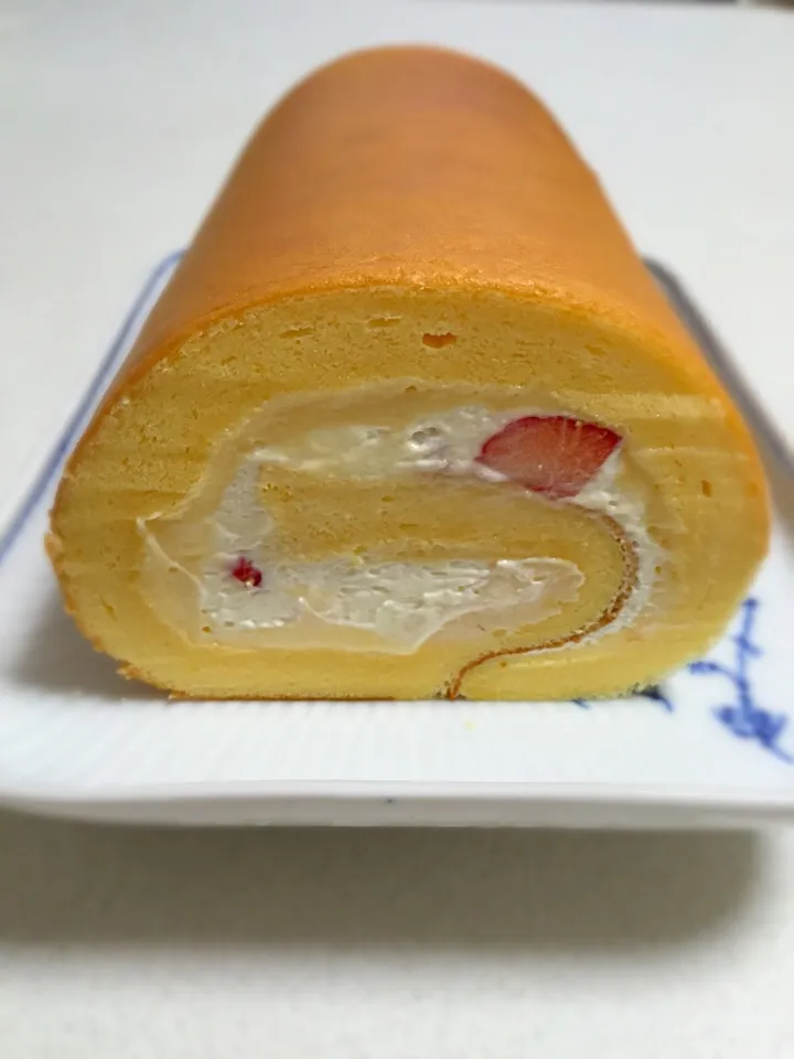 Snapdishの料理写真:ダブルクリームの苺ロールケーキ|yurikaさん