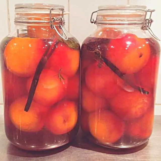 peaches in brandy with vanilla and basil|CHUENCHAIさん