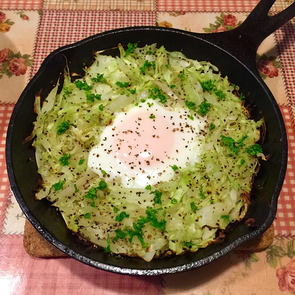 ロッジのスキレットdeキャベツの巣ごもり🍳|＊ゆみしぼり＊さん