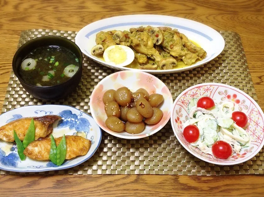 Snapdishの料理写真:チキンのカレークリーム煮・イカとキュウリのサラダ・こんにゃく甘辛煮・シイラの酢醤油ソテー・海苔味噌汁|美也子さん